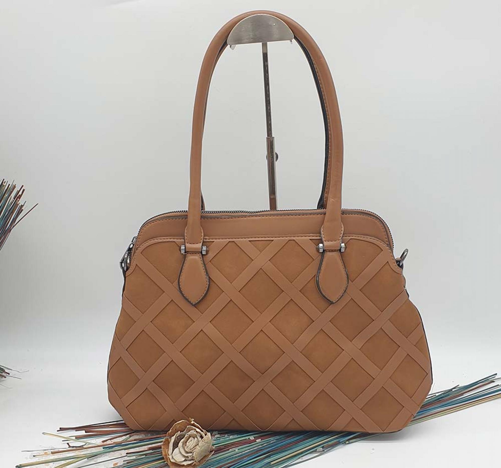 Borsa Grande In Colore Biscotto Con Borchie Dorate – Braccialini Beth, Doppia Portabilità Con Tracolla E Pochette Estraibile